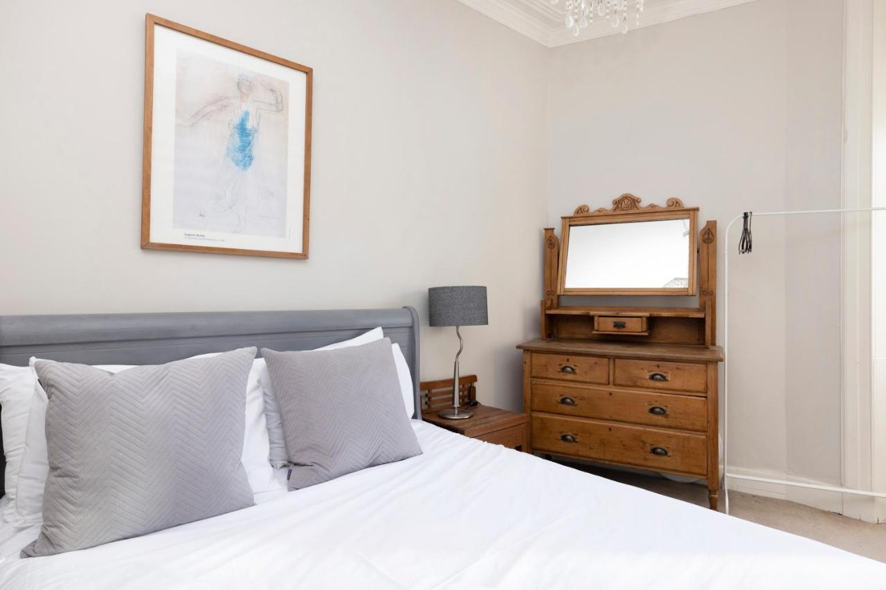 Joivy Old Town 1-Bed Apartment With Stunning Views Edinburgh Exterior photo